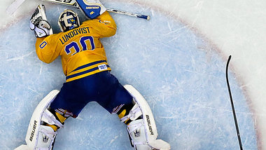 Platt gemacht: Schwedens Torhüter Henrik Lundqvist (liegend... Platt gemacht: Schwedens Torhüter Henrik Lundqvist (liegend...