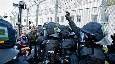 In voller Montur, mit Pfefferspray und Kamera: Deutsche Polizist...