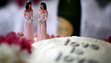 Hochzeitstorte f&uuml;r ein lesbisches Paar bei einer Feier im v...