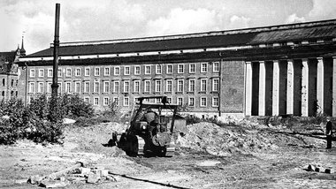Woiwodschaftsamt Wroclaw mit Bulldozer, Oktober 1947 Woiwodschaftsamt Wroclaw mit Bulldozer, Oktober 1947