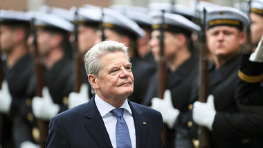 »Durch und durch morsch«: Bundespräsident Joachim Gauck schreite... »Durch und durch morsch«: Bundespräsident Joachim Gauck schreite...