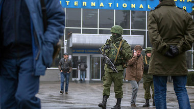 Bewaffnete patrouillieren am Freitag morgen vor dem Flughafen vo...