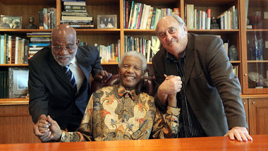 Denis Goldberg im Mai 2010 zu Besuch bei Nelson Mandela (Mitte) ...