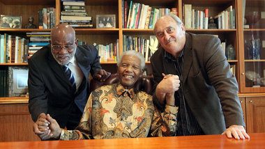 Denis Goldberg im Mai 2010 zu Besuch bei Nelson Mandela (Mitte) ...