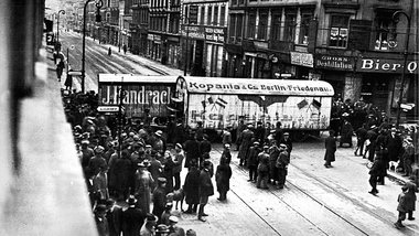 Berlin am 7. März 1919: Möbelwagen als Barrikaden der ... Berlin am 7. März 1919: Möbelwagen als Barrikaden der ...