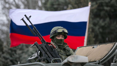 Einnahme strategischer Positionen: Russischer Soldat am Samstag ...