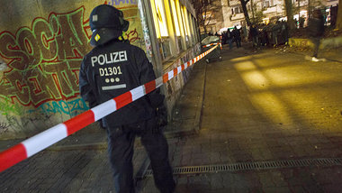 Polizist vor der Hauptmann-Schule in Berlin-Kreuzberg. Seit der ...