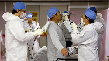 Arbeiter bei der Strahlungsmessung im havarierten AKW Fukushima ...