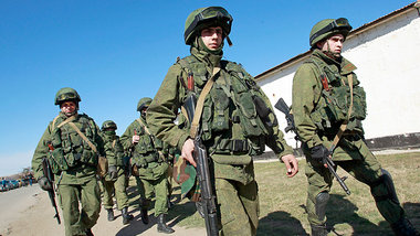 Soldaten ohne Kennzeichnung am Montag vor einer ukrainischen Mil...
