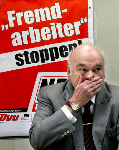 Der geistige Brandstifter Gerhard Frey darf seine Lizenz zum Bal... Der geistige Brandstifter Gerhard Frey darf seine Lizenz zum Bal...
