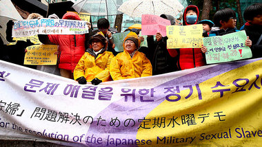 Koreanische Frauen k&auml;mpfen vor der japanischen Botschaft in...