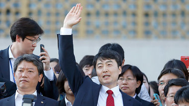 Der Abgeordnete Lee Seok Ki im September 2013 vor dem Parlament ... Der Abgeordnete Lee Seok Ki im September 2013 vor dem Parlament ...