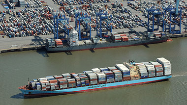 Containerschiff in Bremerhaven mit Handelsgütern: Wo der Ge... Containerschiff in Bremerhaven mit Handelsgütern: Wo der Ge...