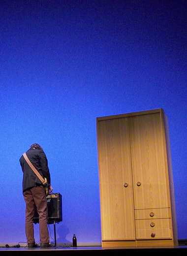 Und zum Schluß fällt ein Schrank um Und zum Schluß fällt ein Schrank um