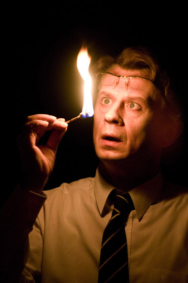 Sich selbst Feuer geben Sich selbst Feuer geben