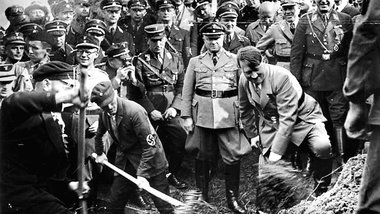 »Straße des Führers«: Hitler beim Spatens... »Straße des Führers«: Hitler beim Spatens...