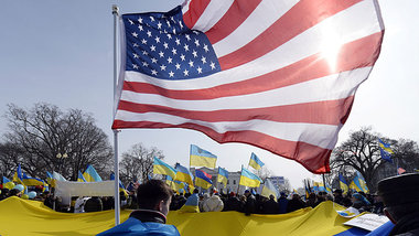 Dank an die F&amp;uuml;hrungsmacht des Maidan: Demonstranten nah...