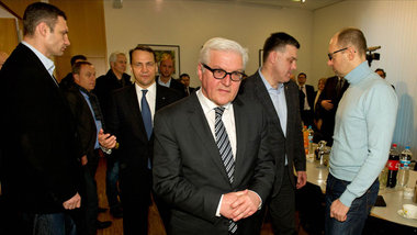 Au&szlig;enminister Steinmeier (M.) mit Swoboda-Chef Tjagnibok (...