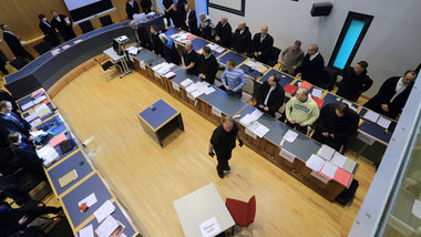 Schweigen auf der Anklagebank: Die neun mutmaßlichen T&aum... Schweigen auf der Anklagebank: Die neun mutmaßlichen T&aum...