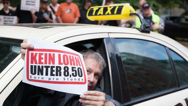 Mindestlohn für alle – Protest der ver.di Arbeitsgeme... Mindestlohn für alle – Protest der ver.di Arbeitsgeme...