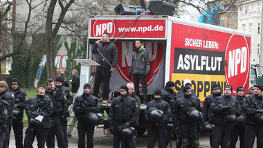 Nicht mehr viel Zuspruch: Die NPD bei einer Kundgebung im Novemb... Nicht mehr viel Zuspruch: Die NPD bei einer Kundgebung im Novemb...