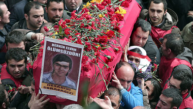 &raquo;Berkin Elvan ist unsterblich&laquo;, steht auf dem Plakat...