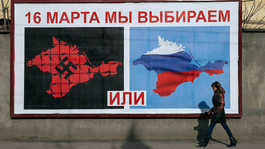 Wahl zwischen Faschismus und Ru&szlig;land: Plakat in Sewastopol...