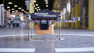 Produktauslieferung per Drohne: Der Amazon-»Octocopter« befindet... Produktauslieferung per Drohne: Der Amazon-»Octocopter« befindet...