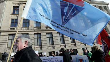 Riga am Sonntag: Demonstrant mit der Fahne der Internationalen F...