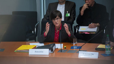 Inge Hannemann am Montag vor dem Petitionsauschuß Inge Hannemann am Montag vor dem Petitionsauschuß