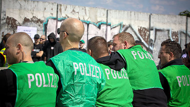 Diese Polizisten sind zwar in Zivil, aber erkennbar – oft ... Diese Polizisten sind zwar in Zivil, aber erkennbar – oft ...