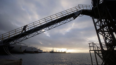 Sonnenaufgang im Hafen von Perama: Ein Kranführer auf dem Weg zu...