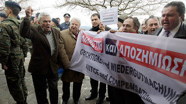 Demonstranten fordern anl&auml;&szlig;lich des Gauck-Besuchs Anf...