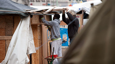 Flüchtlinge am Berliner Oranienplatz verstärken ihre Hütten – ke...