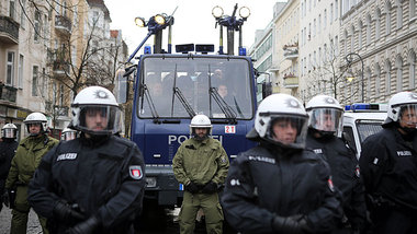 Adressaten des Protests im Einsatz: Polizeiaufgebot bei der Demo...