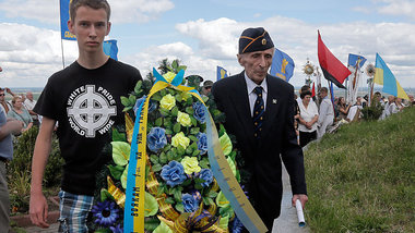 Mit Haken- und Keltenkreuzen f&uuml;r die Ehre der Waffen-SS. Au...