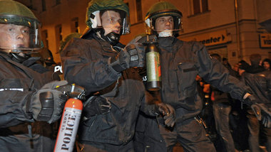 Mit Reizgas bewaffnete Beamte am Rande einer Demonstration in Be...