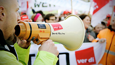 Tausende Gewerkschafter demonstrierten am Mittwoch auf dem M&uum... Tausende Gewerkschafter demonstrierten am Mittwoch auf dem M&uum...