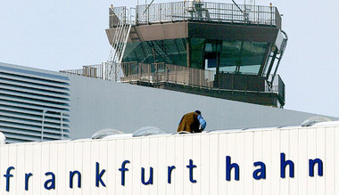 Pauschaltouristen und Kanonenfutter. Frankfurt-Hahn gilt als der... Pauschaltouristen und Kanonenfutter. Frankfurt-Hahn gilt als der...