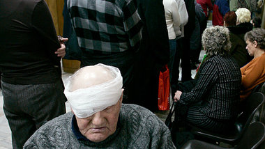 Keine Besserung in Sicht: Patienten in der Warteschlange im Wars...