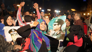 Anh&auml;nger Al-Sisis feiern am Donnerstag in Kairo die Kandida...