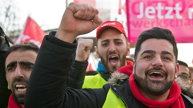 Gewerkschafter protestierten am Donnerstag vor dem Flughafen in ...