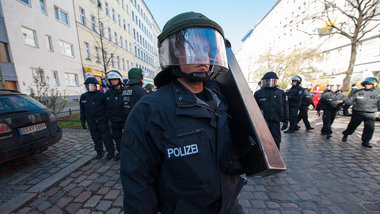 In Kampfmontur und mit einem Rammbock &raquo;bewaffnet&laquo; ve...