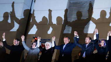 Erdogan feiert am Montag mit Anhängern seinen Wahlsieg in A... Erdogan feiert am Montag mit Anhängern seinen Wahlsieg in A...