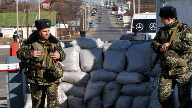Ukrainische Beamte stehen am 13. M&auml;rz nahe Odessa an einer ...