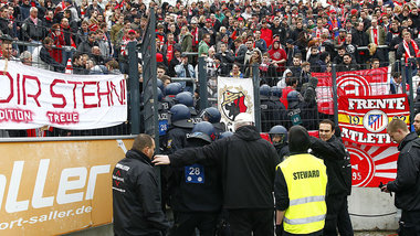 Man beachte das Banner rechts au&szlig;en: 26. Spieltag FSV Fran...