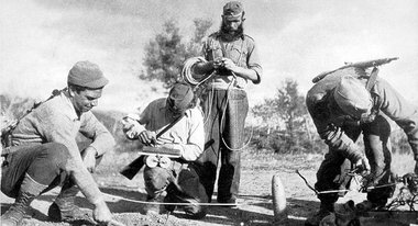 ELAS-Soldaten legen eine Sprengfalle. So zerstörten sie auch im ... ELAS-Soldaten legen eine Sprengfalle. So zerstörten sie auch im ...