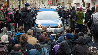 Eine Sitzblockade stoppte die Gerichtsvollzieherin im Polizeiaut...
