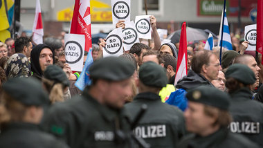 Mit Polizeischikanen: Demonstration gegen den Neonaziaufmarsch i...