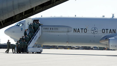 Neu-alte Feindbilder: AWACS-Aufkl&auml;rungsflugzeug der NATO vo...